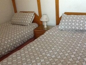 Family Room, Ensuite | Iron/ironing board, free WiFi - Alcorn Guest House (Dundee)