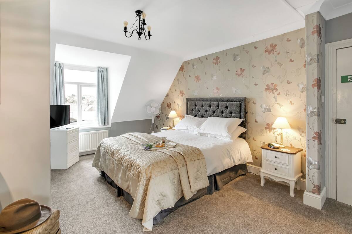 Triple Room, Ensuite (Penthouse Suite) | Individually decorated, WiFi, bed sheets
