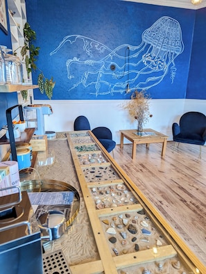 32-inch flat-screen TV with satellite channels, TV - The Chesterfield Guest House (Torquay)