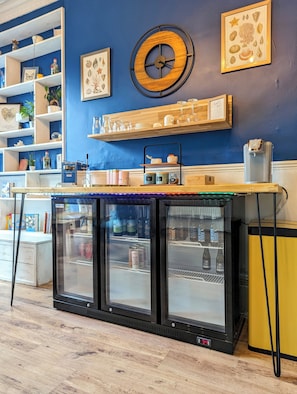 32-inch flat-screen TV with satellite channels, TV - The Chesterfield Guest House (Torquay)