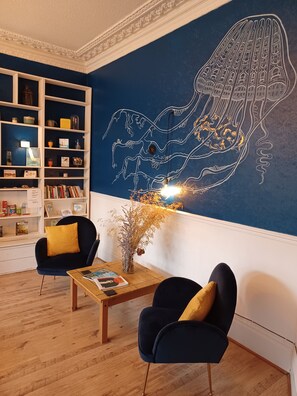 32-inch flat-screen TV with satellite channels, TV - The Chesterfield Guest House (Torquay)