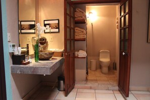 Deluxe Room, 2 Queen Beds | Bathroom | Shower, rainfall showerhead, designer toiletries, hair dryer - La Casa del Atrio (Querétaro)