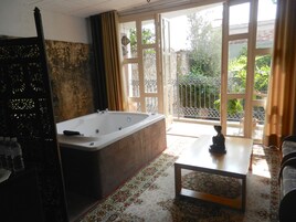 Bañera de hidromasaje privada