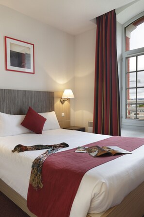 Individually furnished, desk, blackout drapes, soundproofing - Vacancéole - Les Demeures Champenoises Confort (Epernay)