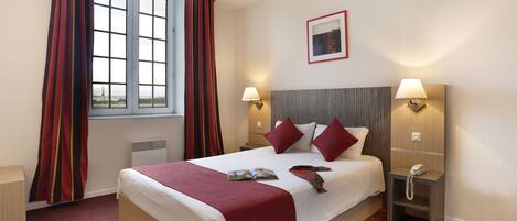 1 Schlafzimmer, individuell eingerichtet, Schreibtisch