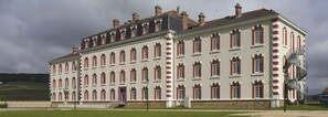 A large, historic building with a symmetrical facade, multiple windows, and a central staircase. - Vacancéole - Les Demeures Champenoises Confort (Epernay)