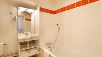 Combined shower/bathtub, free toiletries, hair dryer