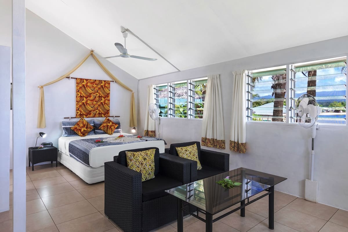 waters edge bungalow | living area