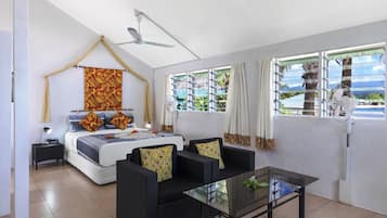Waters Edge Bungalow | Living area
