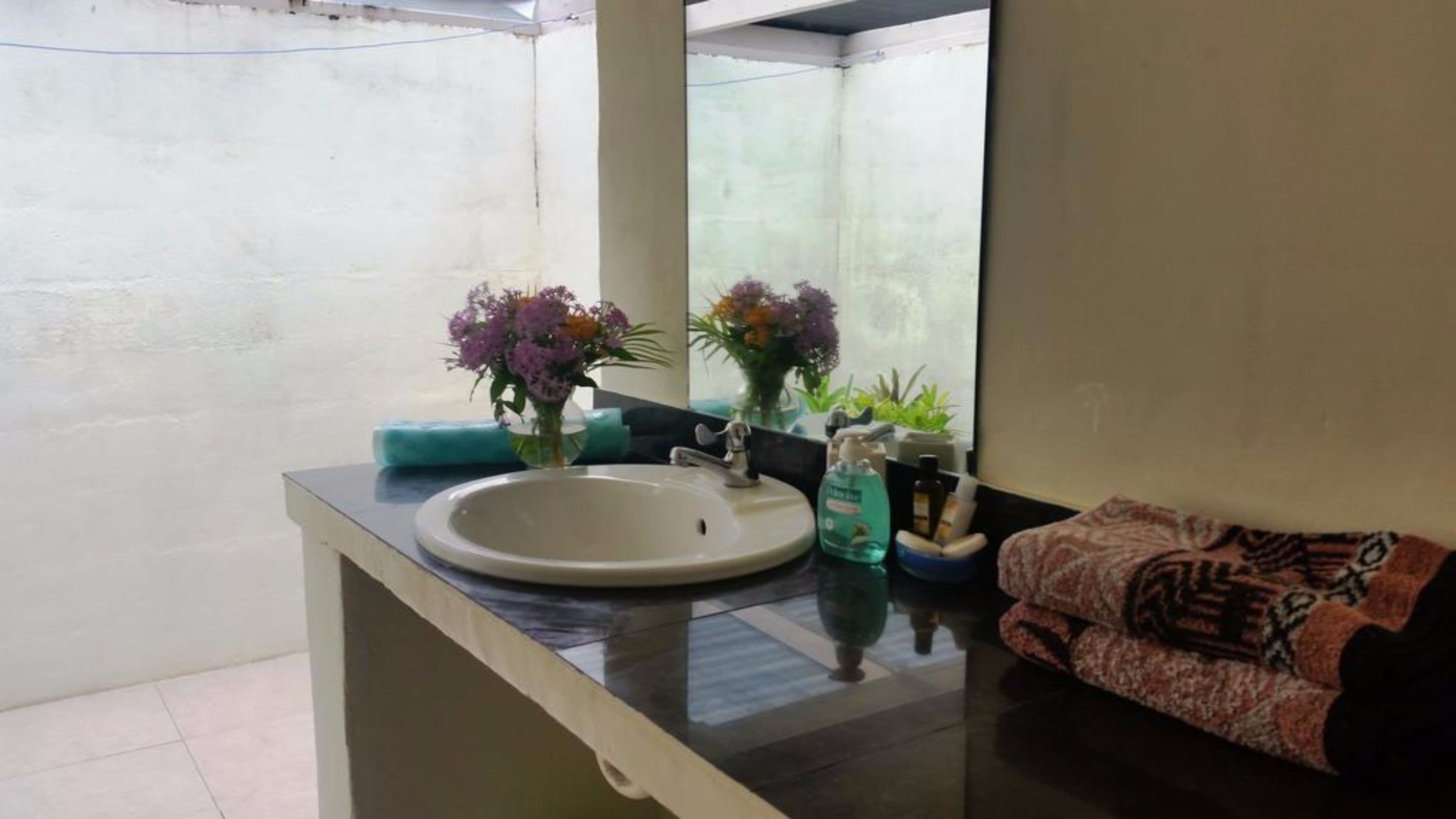 garden bungalow | bathroom | shower, free toiletries, hair dryer, towels