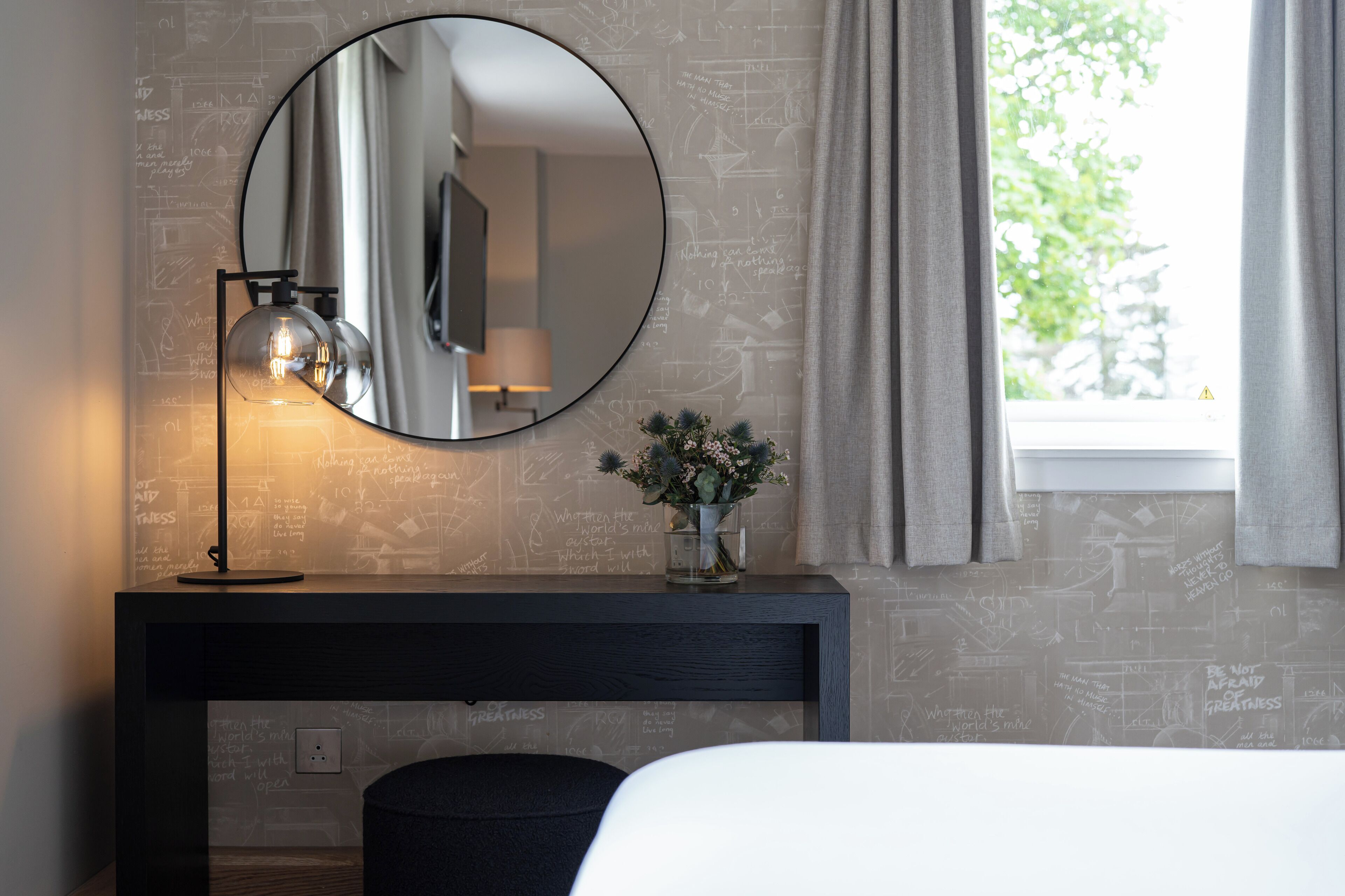 客房内保险箱、办公桌、笔记本电脑工作区、熨斗/熨衣板