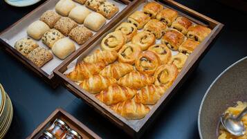 Petit déjeuner complet (16.00 GBP par personne)