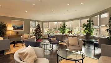 Saguão/lounge, vistas para o jardim, aberto todos os dias