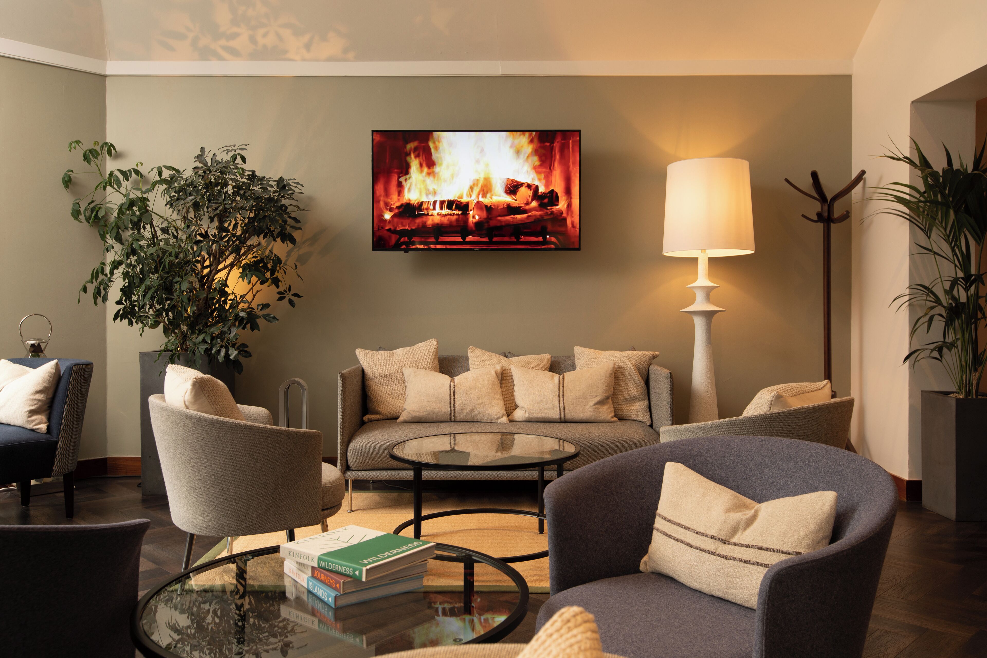 Lobby lounge, garden views, open daily