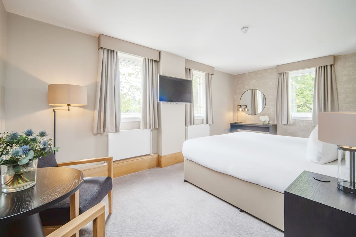 Caja de seguridad en la habitación y escritorio