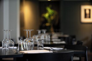 Frühstück, Mittagessen, Abendessen, Blick auf den Garten