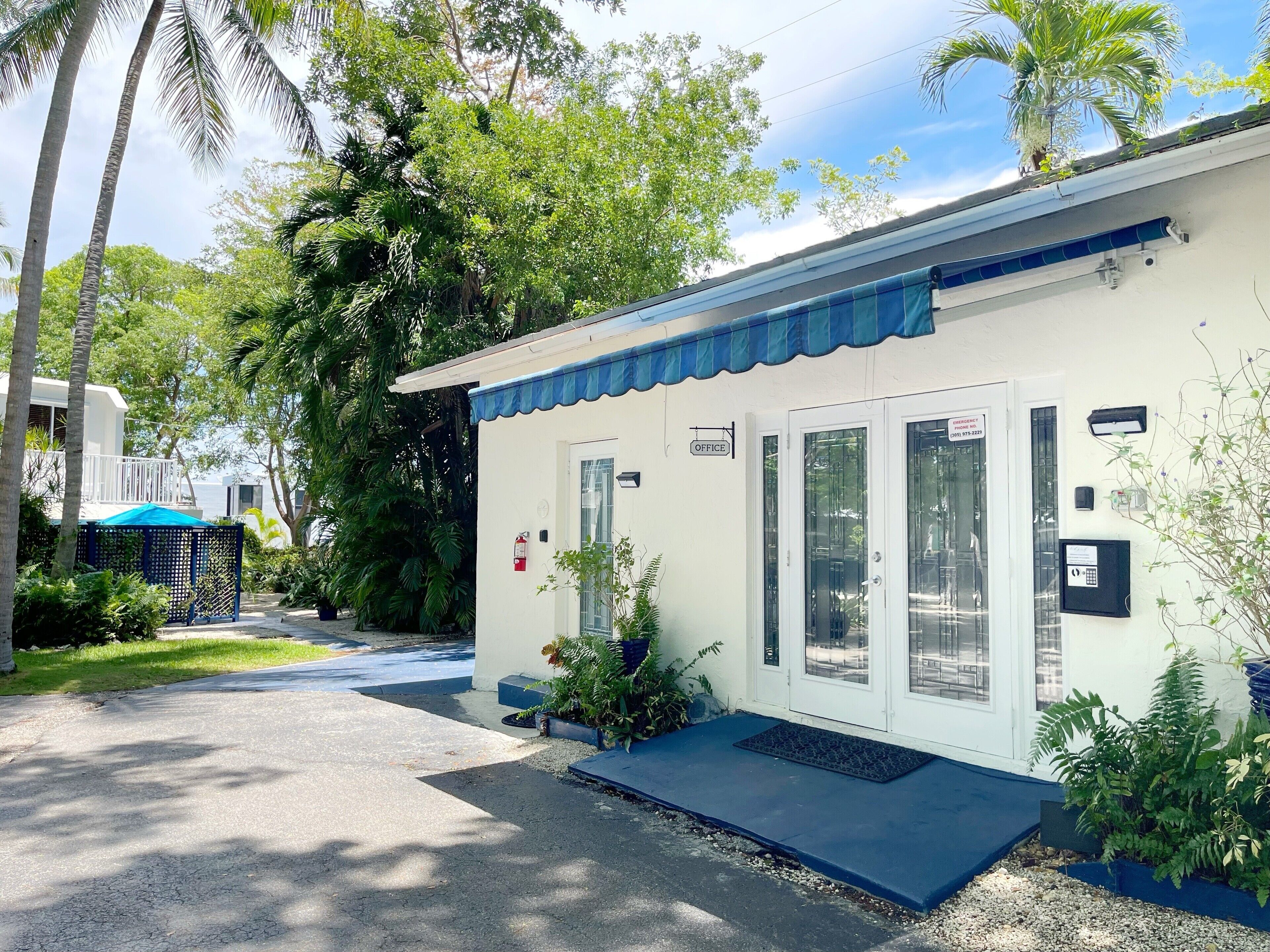 garden queen | premium bedding, in-room safe, individually decorated