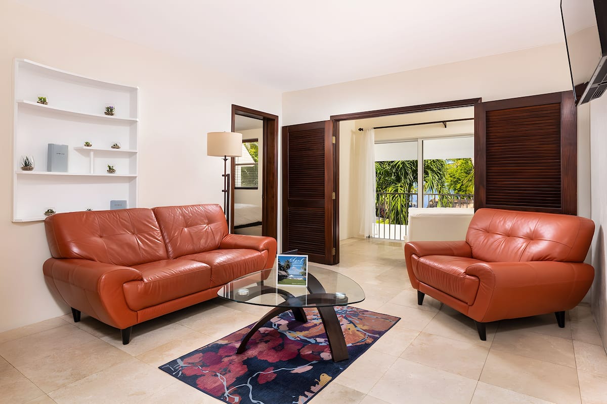 Celeste Deluxe Sea View Suite  | 起居区 | 35-英寸纯平电视 （配备卫星频道）、电视