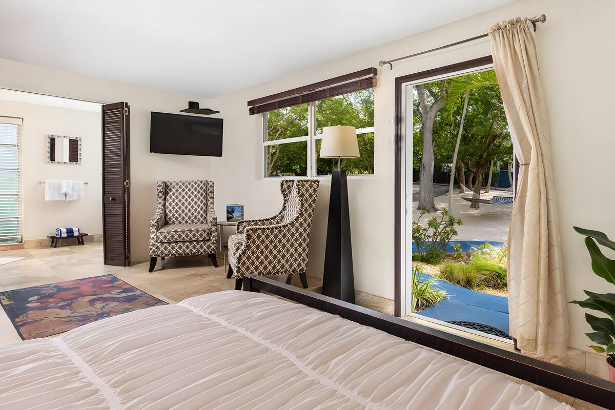 La Palma Tropical Garden Suite | 起居区 | 35-英寸纯平电视 （配备卫星频道）、电视