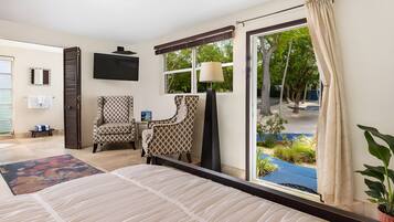 La Palma Tropical Garden Suite | Coin séjour | Télévision à écran plat de 35 pouces avec chaînes par satellite