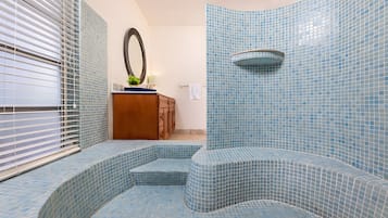 Royale Deluxe Sea View Suite | Baño | Regadera, amenidades de baño gratuitas, secadora de cabello, toallas