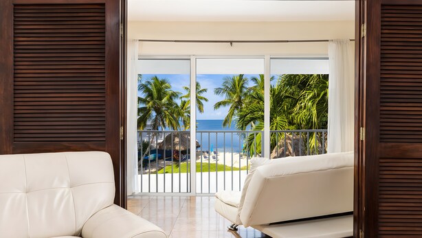 A balcony with a view of the ocean and palm trees. - Azul del Mar (Key Largo)