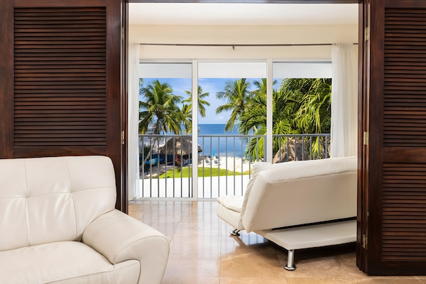 Aquamarina Deluxe Sea View Suite | Área de sala de estar | Televisión de pantalla plana de 35 pulgadas con canales vía satélite