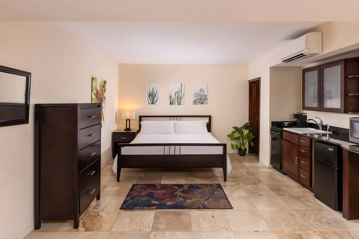 Caribe Tropical Garden Suite | 高档床上用品、客房内保险箱、熨斗/熨衣板、免费 WiFi