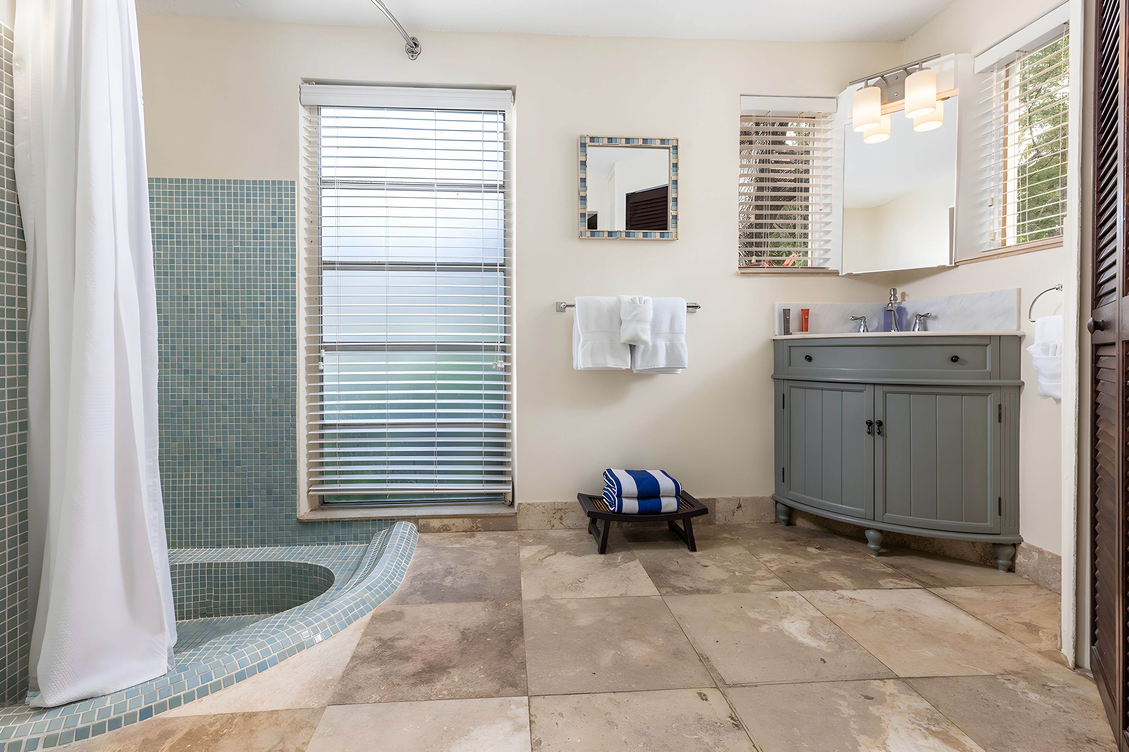 la palma tropical garden suite | bathroom | shower, free toiletries, hair dryer, towels