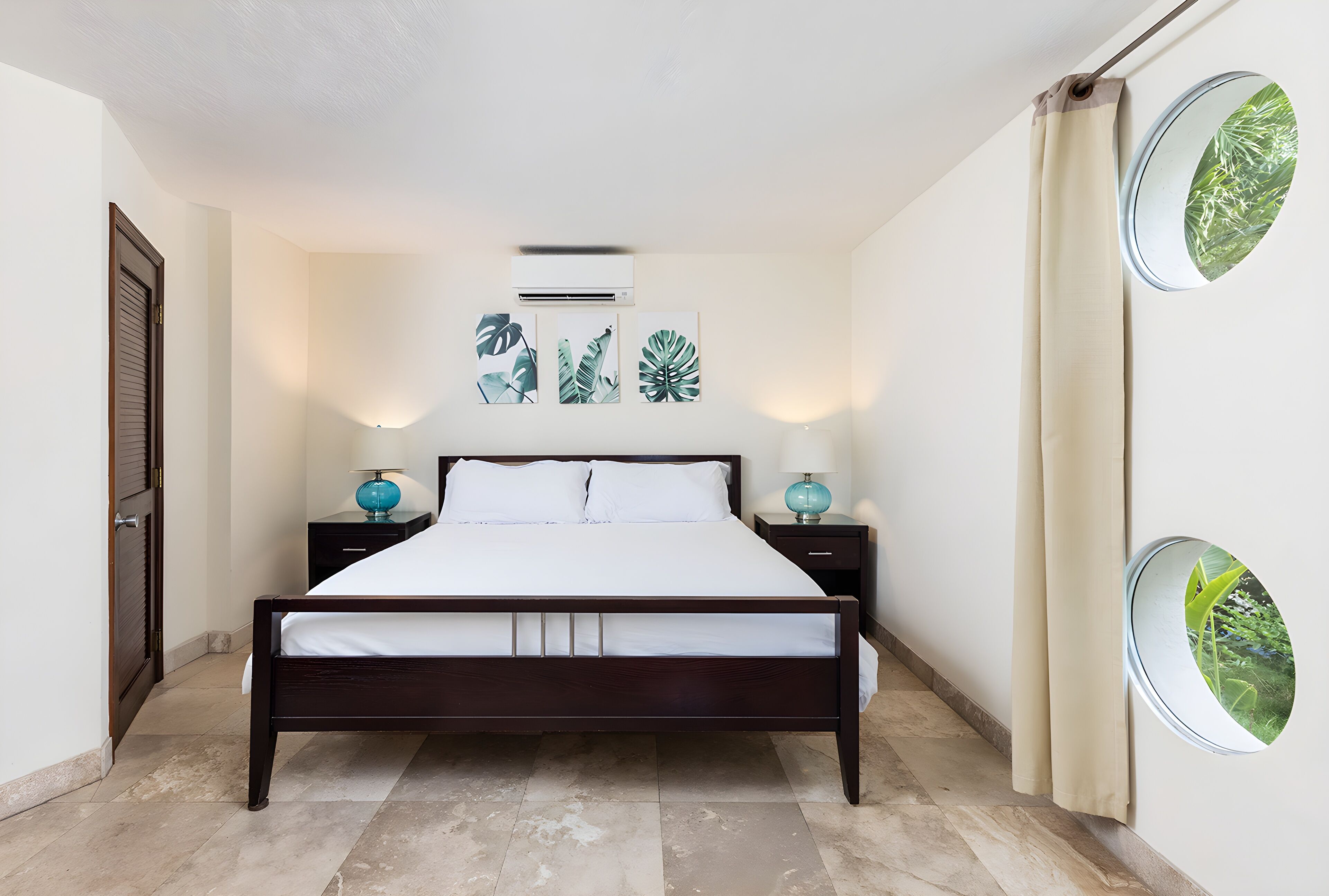 Royale Deluxe Sea View Suite | Premium bedding, in-room safe, individually decorated