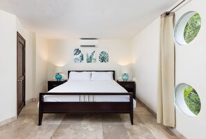 Ropa de cama de alta calidad y caja de seguridad en la habitación 