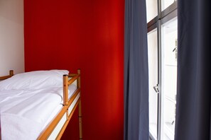 Literie hypoallergénique, coffres-forts dans les chambres