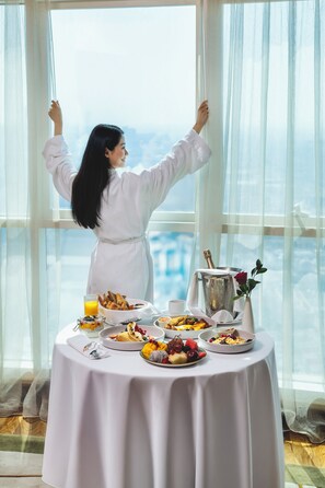 Premium bedding, down duvets, pillow-top beds, in-room safe - Grand Millennium Al Wahda (Abu Dhabi)