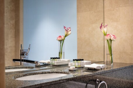 Grand Millennium Al Wahda - Image 34