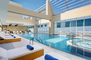 Outdoor pool - Grand Millennium Al Wahda (Abu Dhabi)
