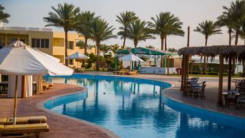 5 outdoor pools, sun loungers