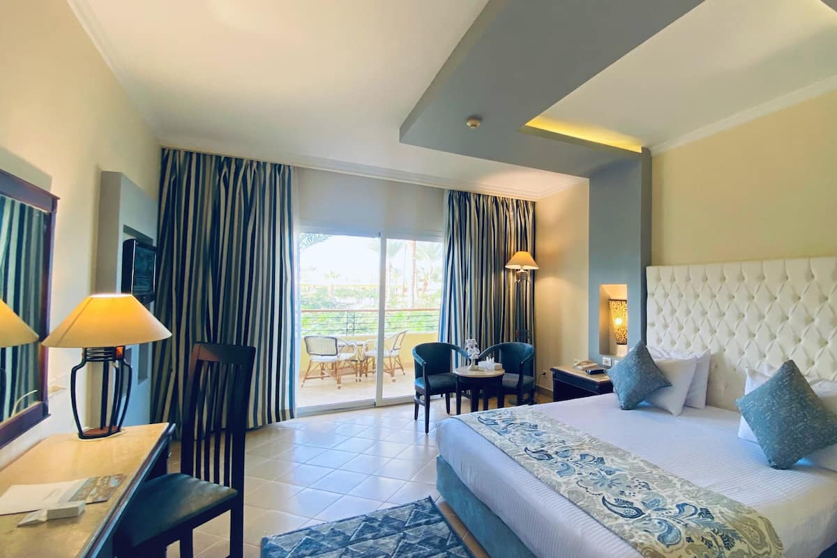 Premium bedding, minibar, in-room safe, iron/ironing board