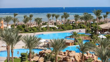 5 outdoor pools, sun loungers