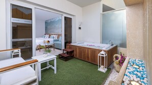 Suite with Hot Tub | Seprai premium, minibar, brankas, dan setrika/meja setrika