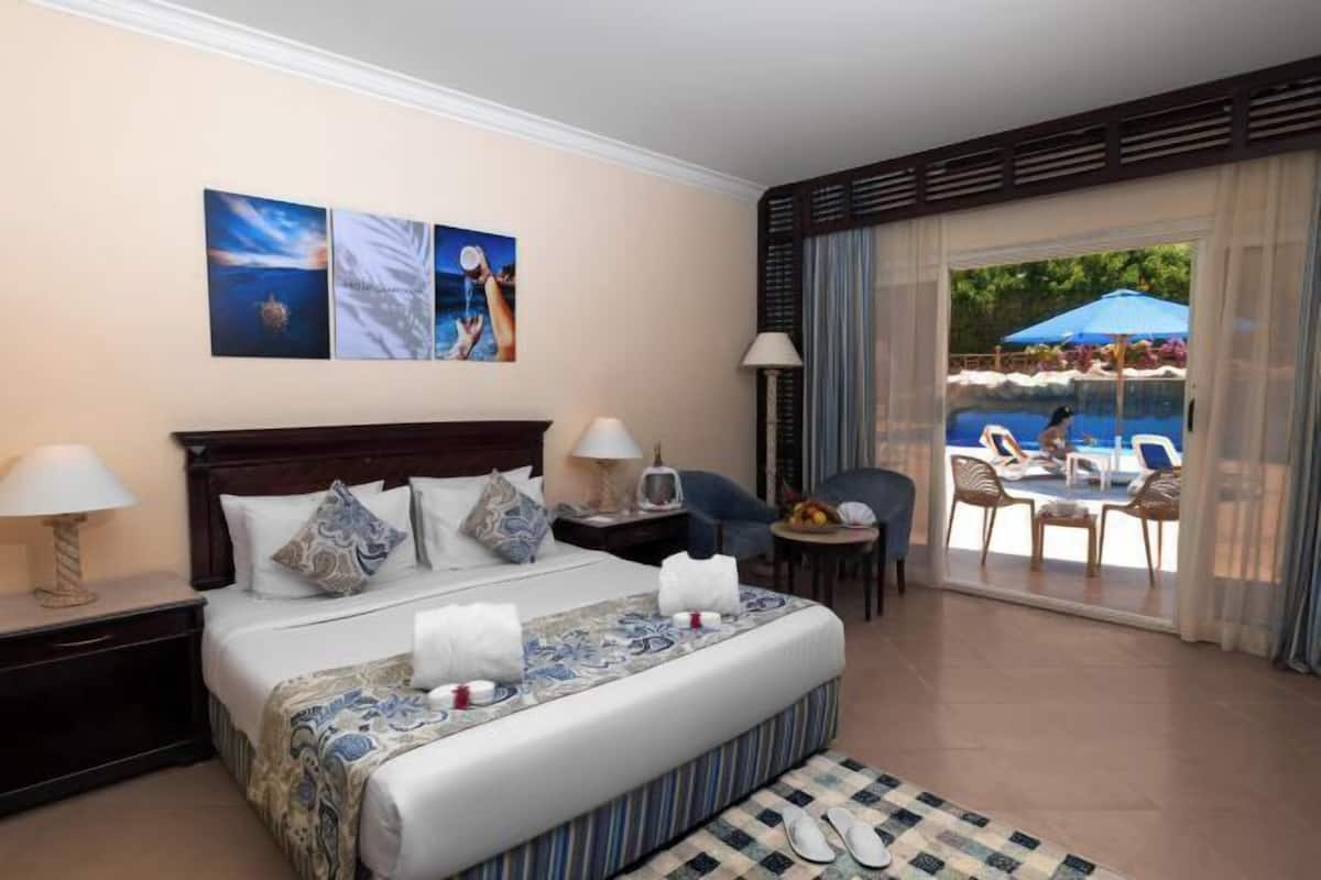 Premium bedding, minibar, in-room safe, iron/ironing board (on request)