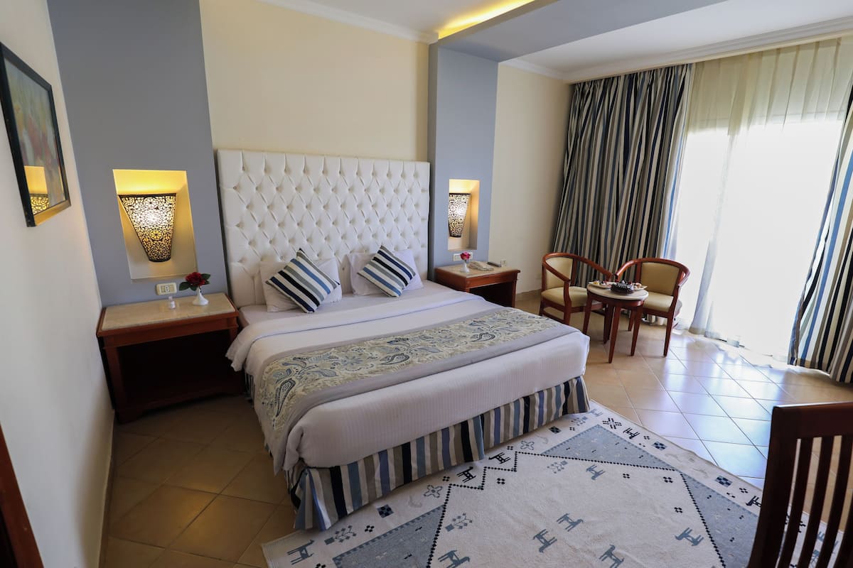 Premium bedding, minibar, in-room safe, iron/ironing board