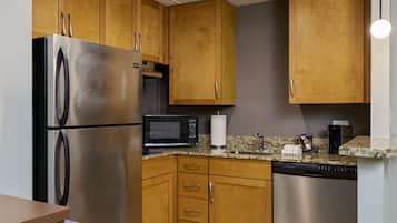 Full-size fridge, microwave, stovetop, dishwasher