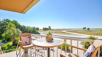 En la playa y playa de arena blanca