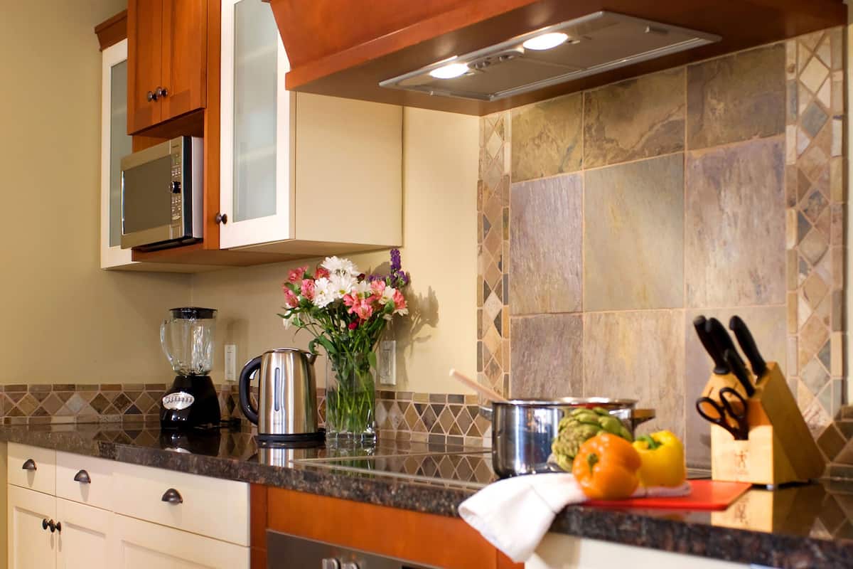 full-sized fridge, microwave, oven, stovetop