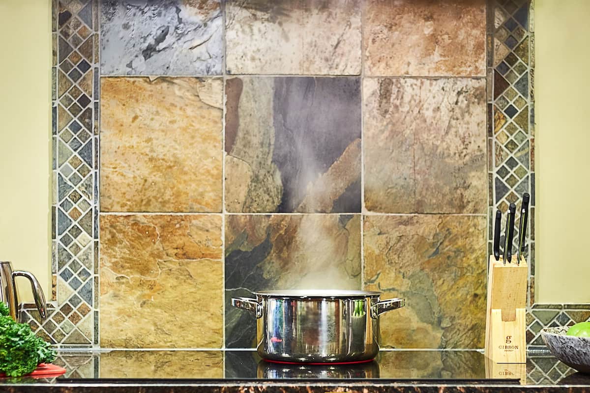 full-sized fridge, microwave, oven, stovetop