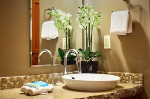 Towels, soap, shampoo, toilet paper - Bellstar Suites at Solara Resort (Canmore)