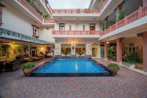 Suryaa Villa - A City Centre Hotel