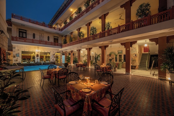 Culinária indiana, vistas para a piscina