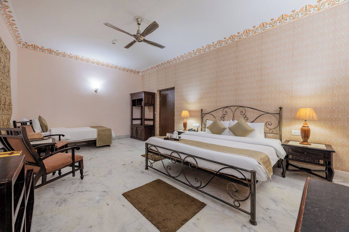 Deluxe-Dreibettzimmer, eigenes Bad, Blick auf den Innenhof | Hochwertige Bettwaren, Daunenbettdecken