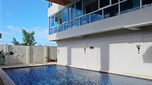 Hồ bơi ngoài trời